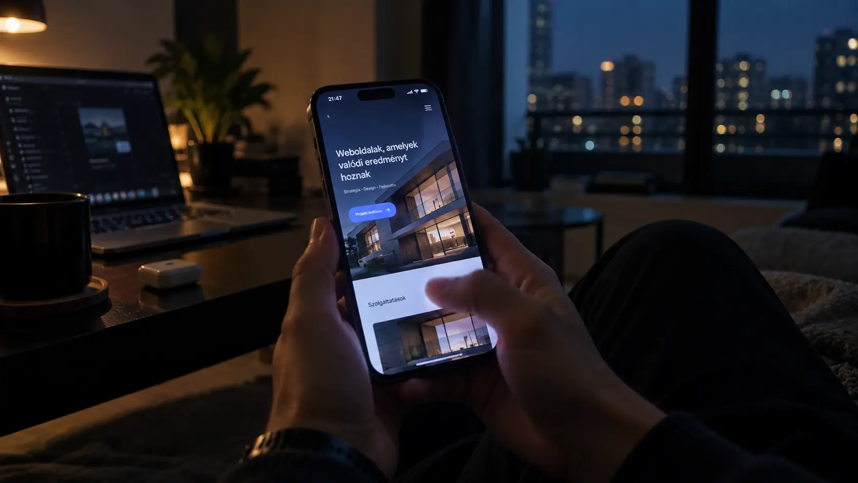 Okostelefonon azonnal megjelenő, már használható weboldal egy esti lakásban, a háttérben city light